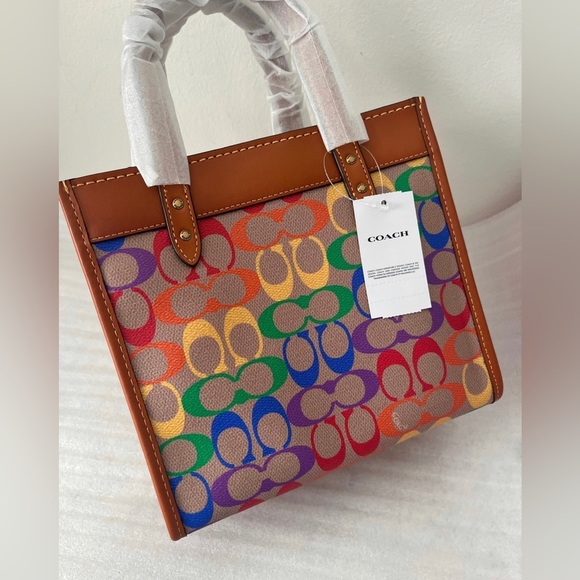 New Coach Field Tote 22 in Rainbow 🌈 signature canvas - Picture 4 of 8